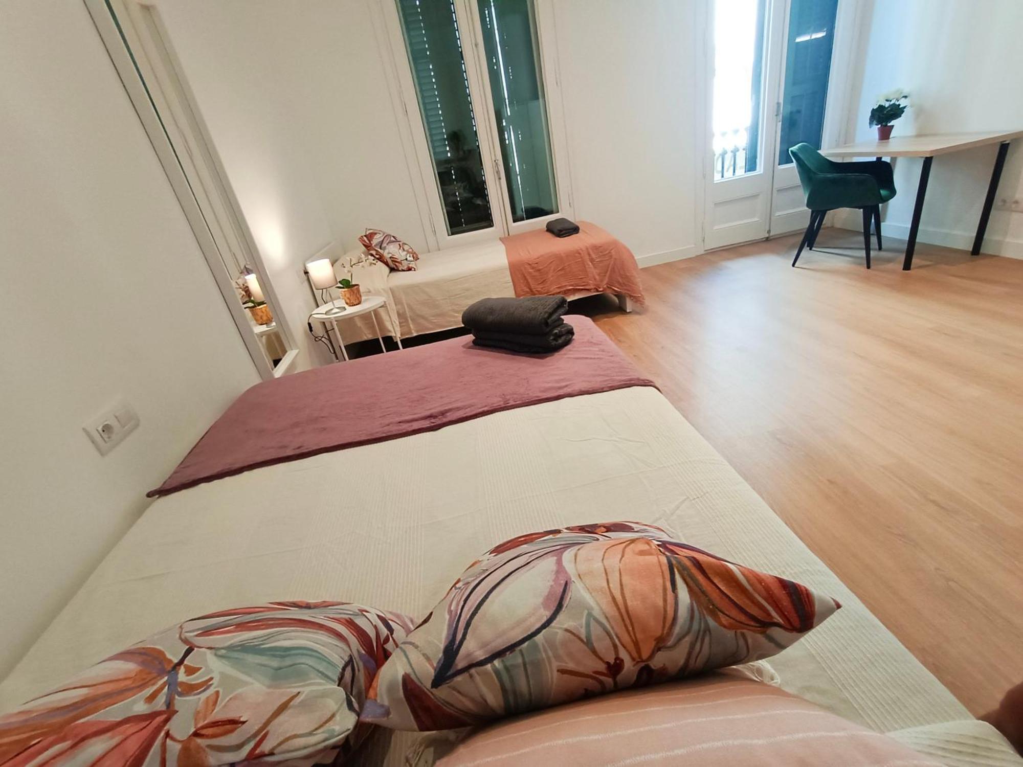 By Universitat Private Rooms Barcelona Eksteriør billede