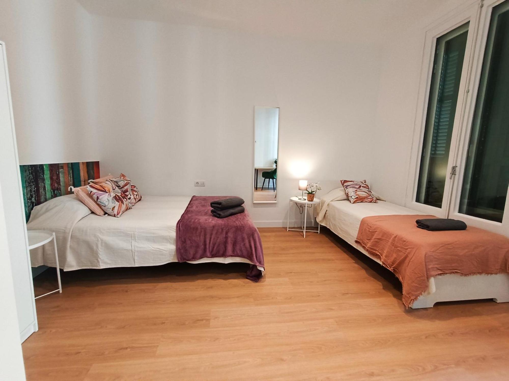 By Universitat Private Rooms Barcelona Eksteriør billede