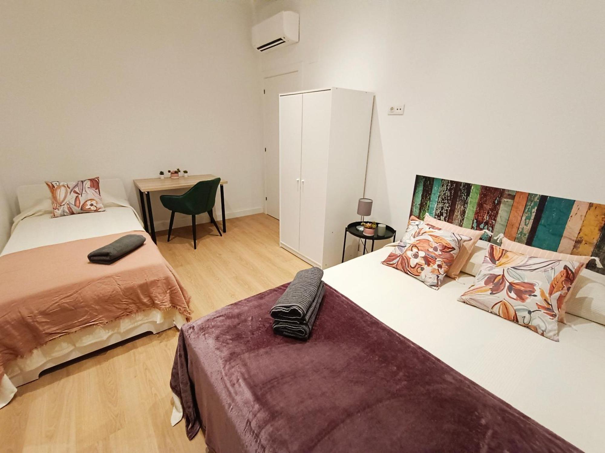 By Universitat Private Rooms Barcelona Eksteriør billede