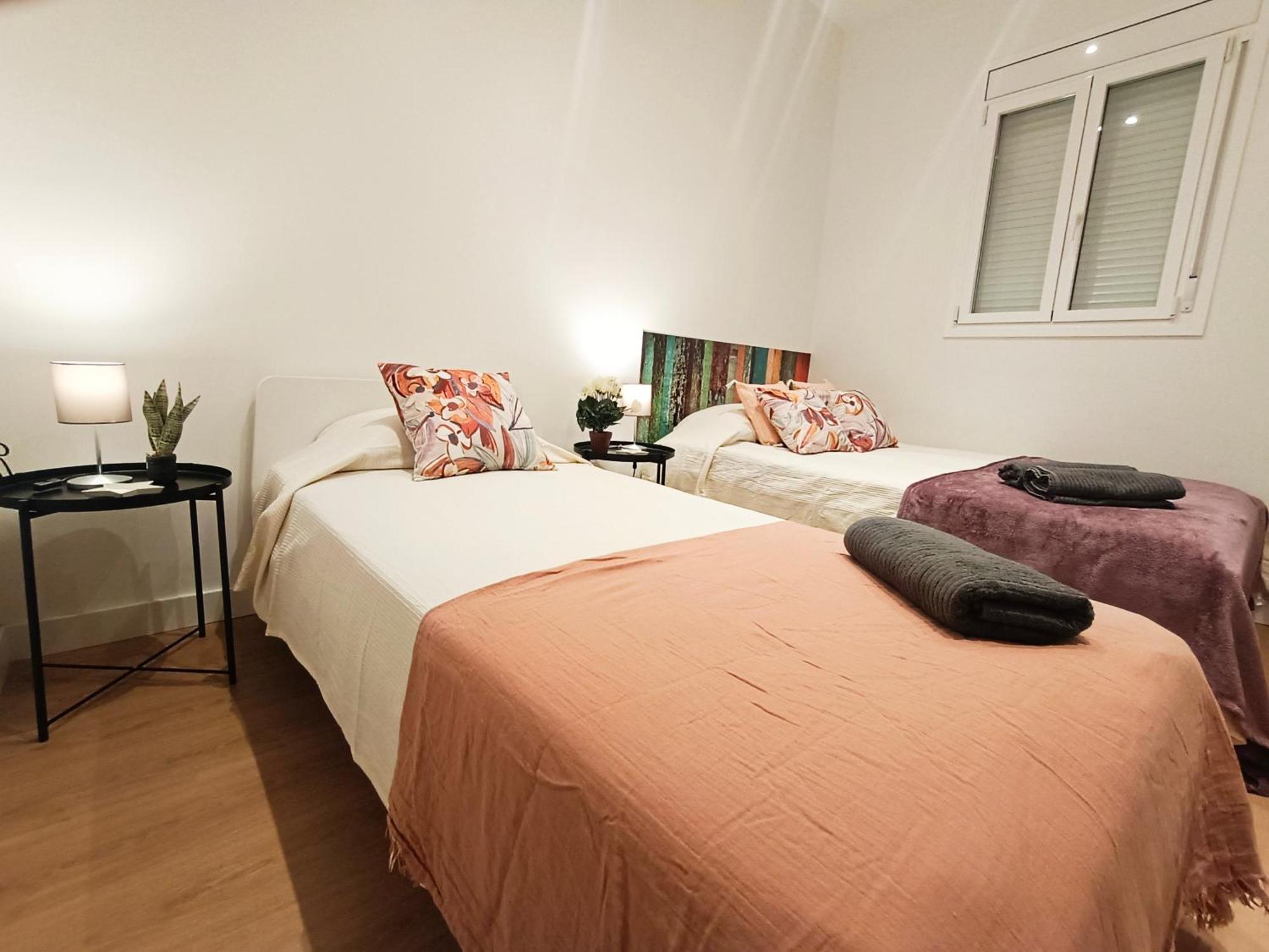 By Universitat Private Rooms Barcelona Eksteriør billede